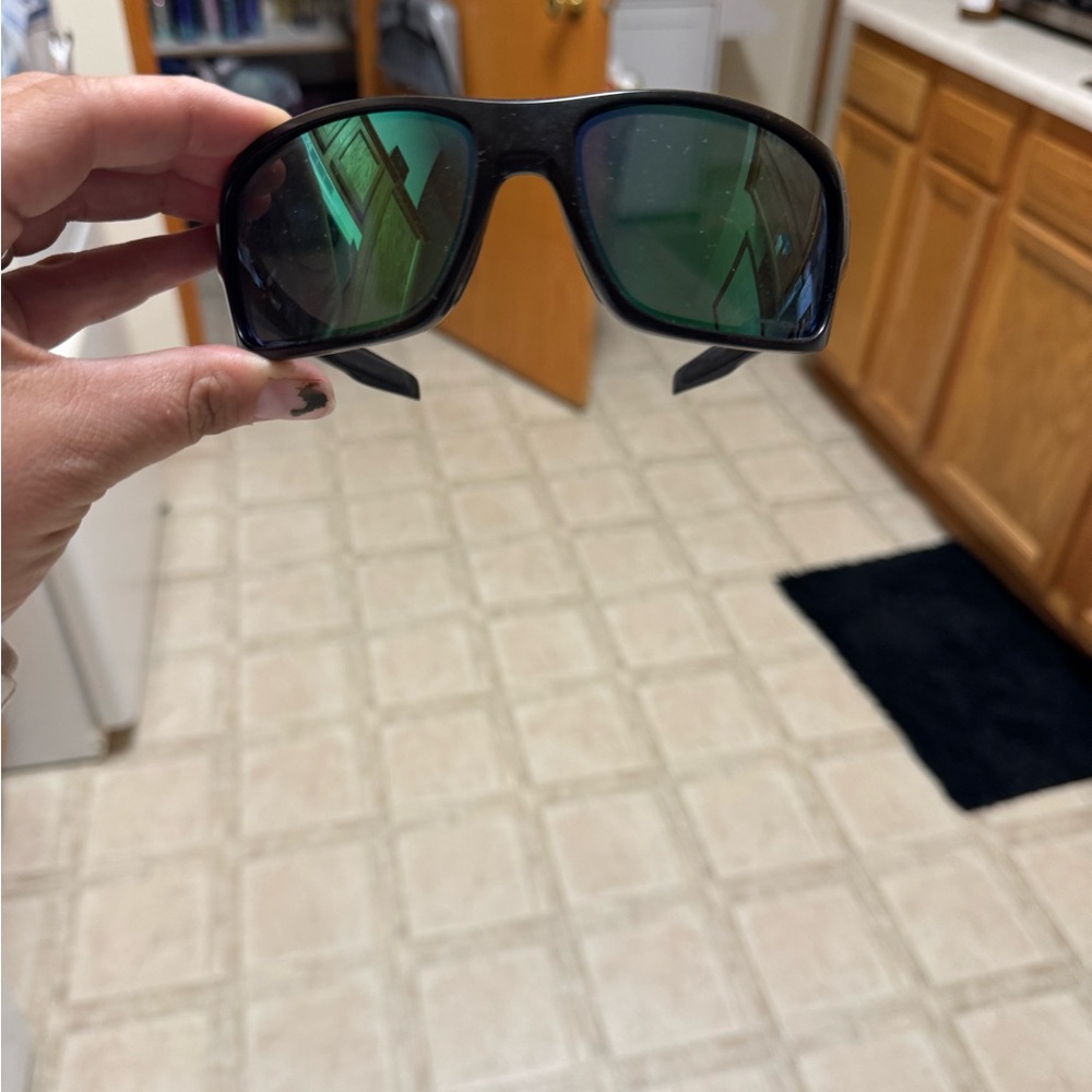 Oakley Men's Sunglasses with Black Frame and Green Lenses